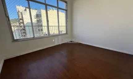 Viva com conforto e mobilidade! Apartamento a venda na Rua Doutor Satamini Tijuca, 40m do metrô Afonso Pena. 2 quartos.
