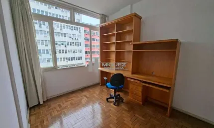 Código 21518 – Apartamento à venda na Rua General Roca, Tijuca. Vista direta para a Praça Saens Peña, 2 quartos, sala ampla e dependências. Região com farto comércio e transporte.