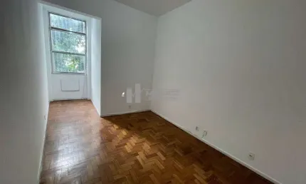 Apartamento à venda na tijuca, bem perto da praça afonso pena. sala, 1 quarto e acesso fácil ao metrô, ideal para quem busca praticidade e localização nobre.