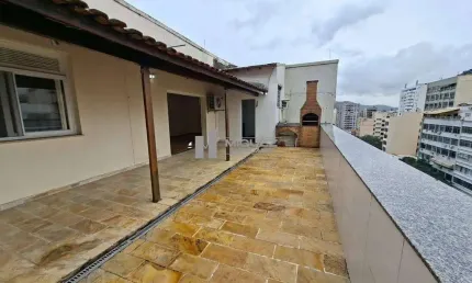 Na Tijuca, cobertura à venda com 2 quartos e vista panorâmica. Imóvel localizado na Rua Uruguai, próximo a comércio e transporte.