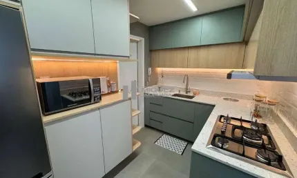 À venda na tijuca: apartamento com 2 quartos (1 suíte), sala com varanda, cozinha planejada, dependência e 1 vaga. imóvel decorado com bom gosto, ao lado da praça saens peña.