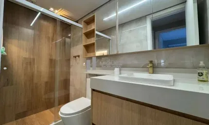 Finamente decorado, este apartamento à venda na tijuca conta com 2 quartos (1 suíte), varanda, móveis planejados, dependência completa e vaga de garagem. localização privilegiada na praça saens peña.