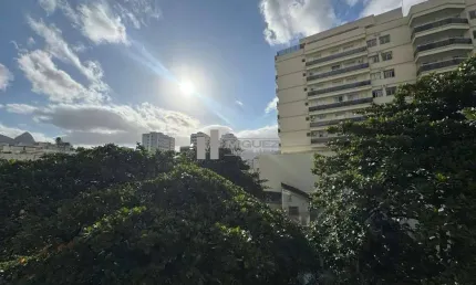 À venda na Tijuca: apartamento com 2 quartos (1 suíte), varanda e 2 vagas na escritura. Condomínio moderno com infraestrutura completa, próximo ao Metrô Uruguai.