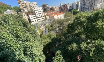 Apartamento à venda! apenas 6 minutos da estação de metrô são francisco xavier! varanda, sala, 2 quartos sendo 1 suíte 1 vaga na escritura!rua felix da cunha tijuca
