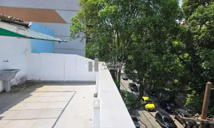 Oportunidade na Tijuca! Casa à venda com 3 quartos, garagem e terraço, a apenas uma quadra do metrô. Viva com conforto e mobilidade. Entre em contato agora!