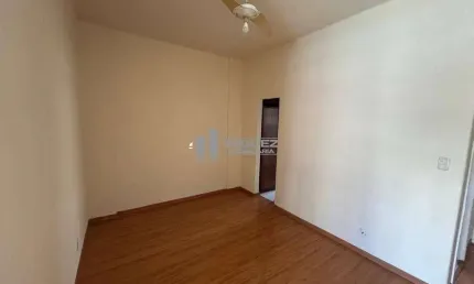 Tijuca, apartamento à venda com 2 quartos na rua carvalho alvim. localização prática, ao lado da rua uruguai e com fácil acesso a comércio variado. entre em contato para saber mais.