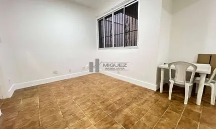 À venda: apartamento térreo bem distribuído na rua benevenuto berna, tijuca. conta com 3 quartos, sala em dois ambientes, banheiro social, ampla cozinha e área de serviço. ótima oportunidade para mora