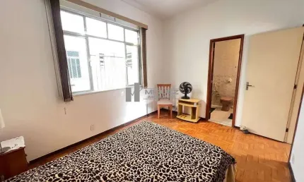 À venda: apartamento bem localizado na rua professor gabizo, tijuca, próximo ao metrô. são 3 quartos (1 suíte), sala, banheiro social, cozinha ampla, dependência completa e vaga de garagem. praticidad