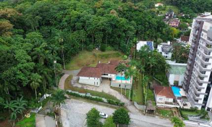 Casa plana averbada com 4 quartos ( 2 suítes) à venda no bairro Saguaçu em Joinville - SC por R$ 2.800.000,00.
