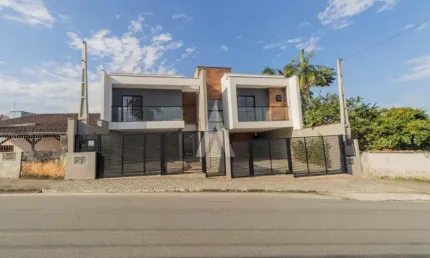 Excelente sobrado geminado de alto padrão com 1 suíte mais 2 quartos à venda no bairro Floresta em Joinville-SC, por R$ 880.000,00.