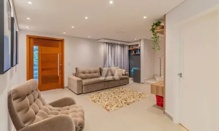 Sobrado com 1 suíte mais 2 quartos à venda no bairro Bom Retiro em Joinville-SC por R$ 1.290.000,00.