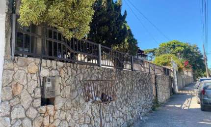 Casa  a venda 3 suites e amplo quintal Centro - Araruama RJ