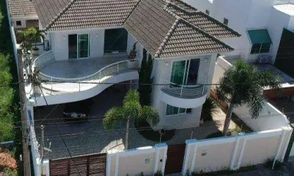 Duplex de alto padrão com 4 suítes e área de lazer completa em Cabo Frio/RJ