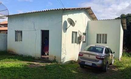 Casa à venda com 3 quartos e quintal grande em Araruama/RJ