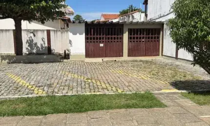 Casa à venda com 2 pavimentos em condomínio em Cabo Frio/RJ