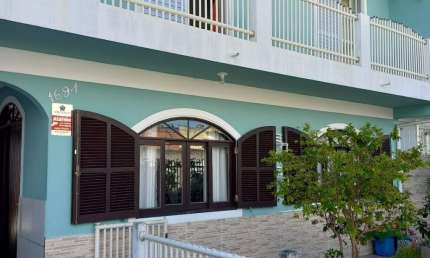 Casa Sobrado  com 4 quartos  01 suíte em Barreiros- São José/SC