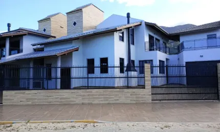 Casa frente para o Mar com 06 quartos e 04 suítes Praia de Fora - Palhoça-RS