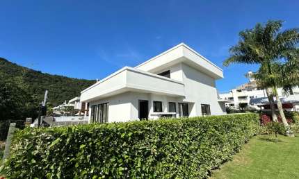 Casa em condomínio fechado com 04 suítes - Cachoeira de Bom Jesus -Florianópolis