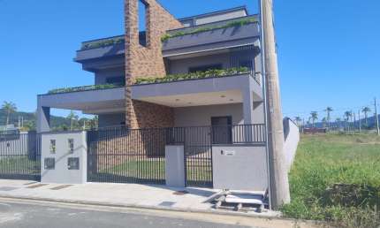 Casa/sobrado com 3 dormitórios, com piscina, Ingleses do Rio Vermelho, Florianópolis.