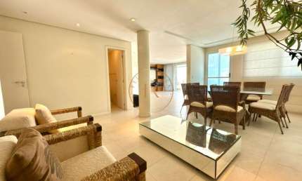 Cobertura duplex com 4 suítes e terraço com jacuzzi em Jurerê Internacional – Conforto e exclusividade a poucos metros do mar!