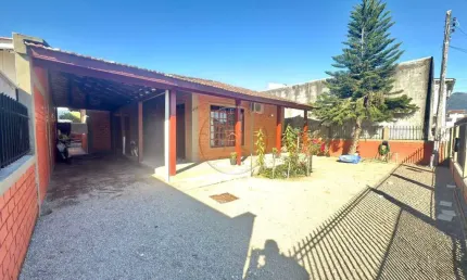 Casa térrea com amplo terreno e edícula nos fundos no bairro Rio Grande em Palhoça.