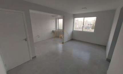 Apartamento reformado e desocupado à venda no Estreito, Florianópolis