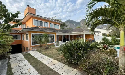 Casa Duplex com 6 quartos e 450m², à venda na Praia de Itacoatiara, Niterói/RJ