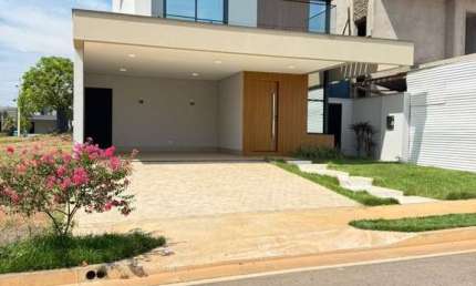 Venda de Casa de Luxo no Condomínio Florais do Parque em Cuiabá-MT: 4 Quartos, 4 Suítes, 3 Salas, 2 Vagas, 233m².