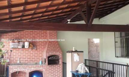 Casa com dois quartos e duas suítes, a dez  minutos do centr