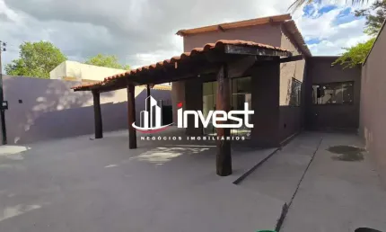 Casa de três a venda com duas vagas de garagem em localização privilegiada.
