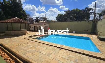 Casa com área de Lazer em perfeita localização ! Comercial ou residencial.