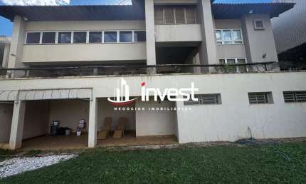 Casa mercês com 5 suítes, piscina, quadra, bar e garagem para 4 carros.