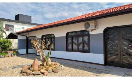 Casa com 3 quartos para alugar na Rua Gustavo Richard, 83, Guanabara, Joinville