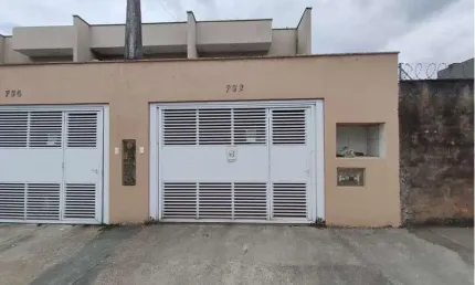 Casa com 3 quartos para alugar na Rua Gustavo Ponick, 732, Iririú, Joinville