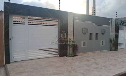 LINDA CASA NOVA EM ITANHAÉM, 3 DORMITÓRIOS, SUITE, PISCINA E CHURRASQUEIRA - R$ 379 MIL