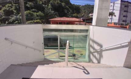 APARTAMENTO NO CENTRO Á 150MTS DA PRAIA, 2 DORMITÓRIOS, SUITE, VARANDA GOURMET E ÁREA DE LAZER - R$ 400 MIL - PORTEIRA FECHADA