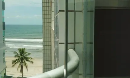 EXCELENTE OPORTUNIDADE!!!! AMPLO APARTAMENTO, PREDIO Á BEIRA MAR, 2 DOMITÓRIOS, SUITE, CHURRASQUEIRA E PISCINA - R$ 285 MIL