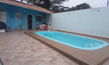 CASA Á 200MTS DA PRAIA COM 3 SUITES, PISCINA E 4 VAGAS DE GARAGEM - R$ 380 MIL