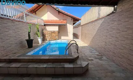 CASA MARAVILHOSA COM PISCINA! 350 METROS DA PRAIA 3 DORMITÓRIOS - SENDO 1 SUITE - SALA INTEGRADA COM A COZINHA - 4 VAGAS DE GARAGEM COBERTA. BAIRRO TUPI !