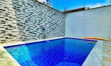 699MIL A VISTA - SOBRADO ALTO PADRÃO, FINO ACABAMENTO, 3 SUÍTES, PISCINA E CHURRASQUEIRA, 200 METROS DA PRAIA
