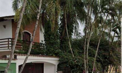 BELO SOBRADO ISOLADO  NO FLÓRIDA COM 4 DORMITÓRIOS, A MENOS DE 200 METROS DA PRAIA, $950.000 APENAS À VISTA