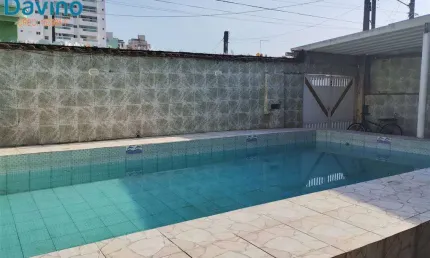 SOBRADO NO FLÓRIDA 6 DORMITÓRIOS COM PISCINA, MENOS DE 100 METROS DA PRAIA POR APENAS $850.000,00 SOMENTE PARA PAGAMENTO À VISTA