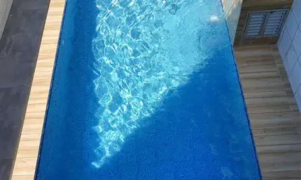 BELÍSSIMA CASA COM PISCINA E EDICULA NA MIRIM, FINO ACABAMENTO POR R$720.000,00 ACEITA FINANCIAMENTO BANCÁRIO