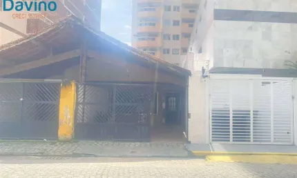 570mil a vista - cas atérrea há 150metros do mar d apraia d aa viação 3 dormitórios - esta sendo reformada.