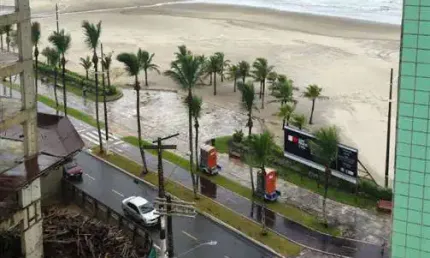 Apartamento em predio frente praia, com vista mar, 2 quartos 1 suíte, sacada com churrasqueira, piscina, elevador
