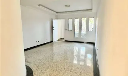 A segurança de um condomínio fechado com lazer completo, no conforto de uma casa com 2 suítes, e tudo isso há poucos metros da praia.