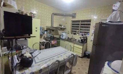 Casa com 3 Quarto(s) e 2 banheiro(s) para Alugar, 245 m² por R$ 3200 / Mês