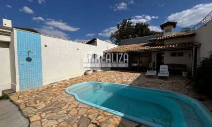 Casa com 4 Quarto(s) e 3 banheiro(s) para Alugar, 239 m² por R$ 6178 / Mês