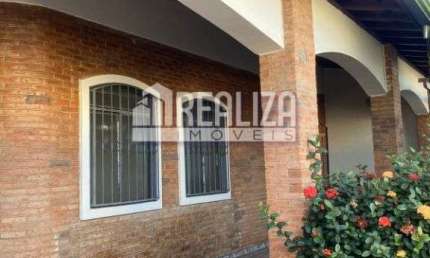 Casa com 3 Quarto(s) e 2 banheiro(s) para Alugar, 250 m² por R$ 6000 / Mês