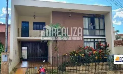 Casa com 4 Quarto(s) e 3 banheiro(s) para Alugar, 300 m² por R$ 4000 / Mês